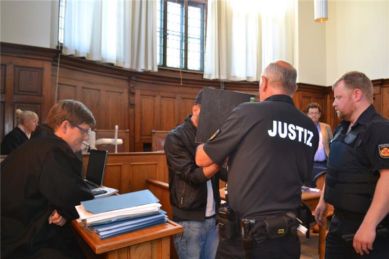 Mordprozess: Blutspritzer auf der Treppe nach der Messer-Attacke Mordprozess: Der 23jährige Angeklagte hatte bei seinem letzten Opfer so heftig zugestochen, dass das Blut auf die Treppe spritzte.