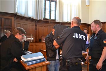 Mordprozess: Der 23jährige Angeklagte hatte bei seinem letzten Opfer so heftig zugestochen, dass das Blut auf die Treppe spritzte.