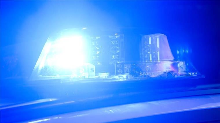 Ein Blaulicht leuchtet auf einem Einsatzfahrzeug der Polizei.