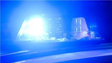 Ein Blaulicht leuchtet auf einem Einsatzfahrzeug der Polizei.