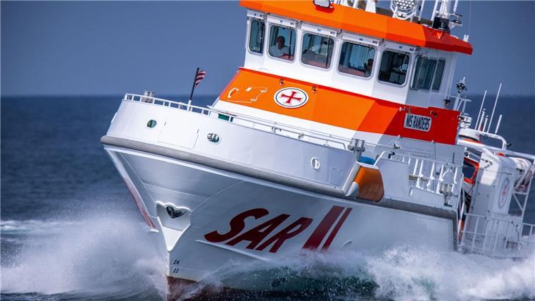 Der 28 Meter lange und fast 4.000 PS starke Seenotrettungskreuzer „Nis Randers“ fährt bei einer Einsatzübung auf der Ostsee vor der Halbinsel Fischland-Darf-Zingst Manöver.