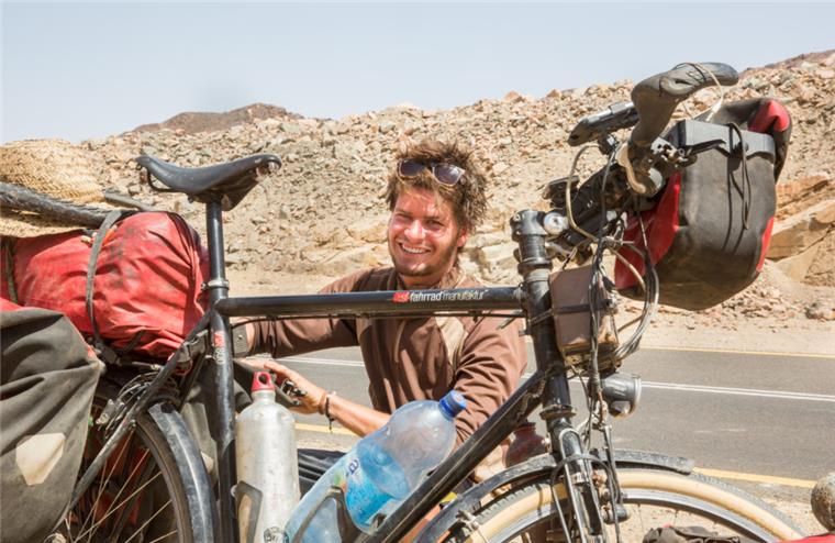 Der 29-jährige Anselm Nathanael Pahnke stellt am Samstag um 15 Uhr seinen Film im Passage Kino in Bremerhaven vor. 2014 war für 414 Tage allein mit dem Rad in Afrika unterwegs.