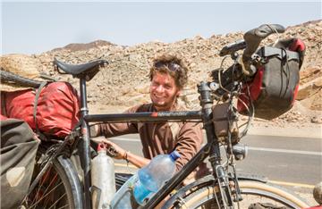 Der 29-jährige Anselm Nathanael Pahnke stellt am Samstag um 15 Uhr seinen Film im Passage Kino in Bremerhaven vor. 2014 war für 414 Tage allein mit dem Rad in Afrika unterwegs.