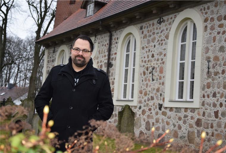 Berufswunsch: Selsinger Vikar folgt seinem Herzen Der 31-jährige Hendrik Topp wirkt jetzt als Vikar in der Kirchengemeinde Selsingen.
