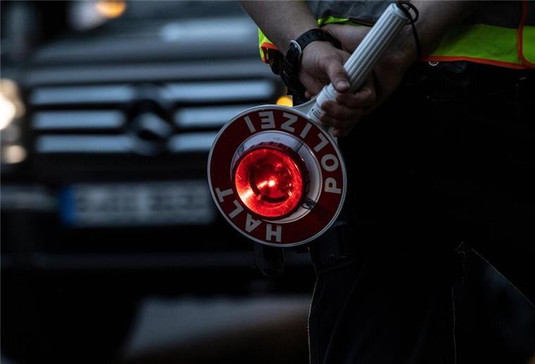 Autofahrer flüchtet vor der Polizei und stirbt bei Aufprall gegen Baum Verkehrskontrolle der Polizei