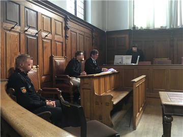 Der 49-jährige Angeklagte (Zweiter von links) und sein Anwalt Bernd Fiessler (Dritter von links) am Landgericht Bremen.
