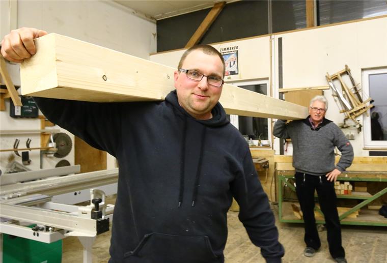 Erfolgreicher Generationenwechsel in Waddens Der 32-jährige Tobias Müller (links) hat die Zimmerei Böker & Wiggers in Waddens übernommen. Sein Vorgänger Dietmar Wiggers hat sich in die zweite Reihe zurückgezogen.