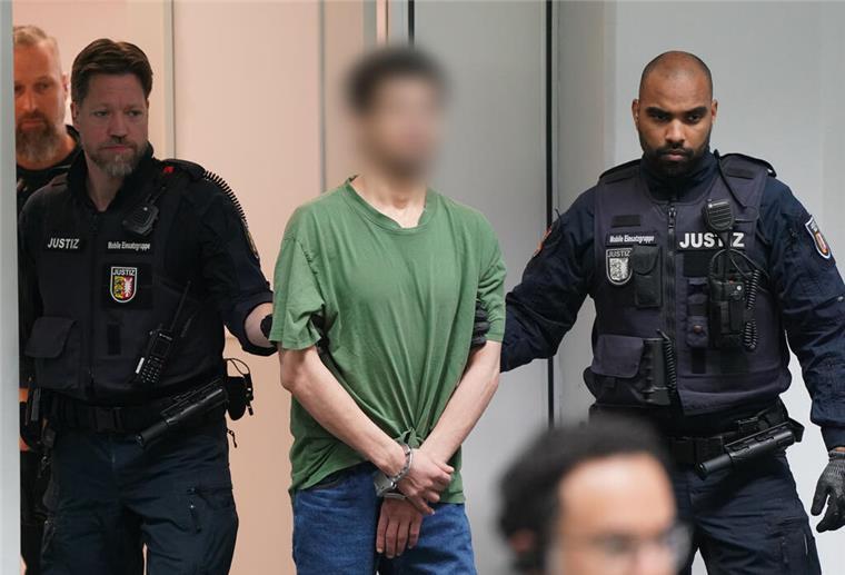 Nach tödlicher Messerattacke im Zug: Lebenslange Haftstrafe für Täter Der 34-jährige Ibrahim A. wurde zu einer lebenslangen Haftstrafe verurteilt.