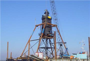 Der 34 Meter hohe und 113 Tonnen schwere Turm wurde in einem stützenden Stahlkorsett aufrecht stehend auf Pontons mit Schleppern zu seinem neuen Standort, knapp 100 Meter vor der Vorlandkante auf dem Kopf der bereits ausgebauten Buhne nördlich des Dorumer Hafens, gezogen.