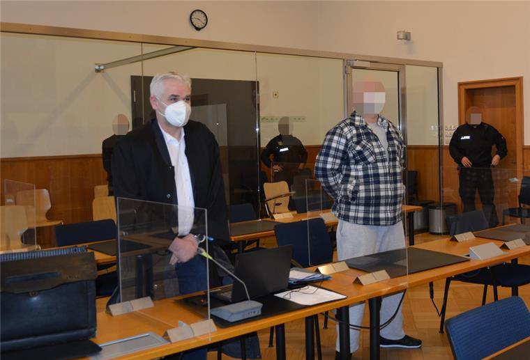 Landgericht verurteilt 36-jährigen aus Stotel wegen Totschlags Zwei Männer stehen in einem Gerichtssaal.