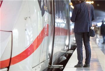 Ein Zugbegleiter steht am Hauptbahnhof an einem ICE.