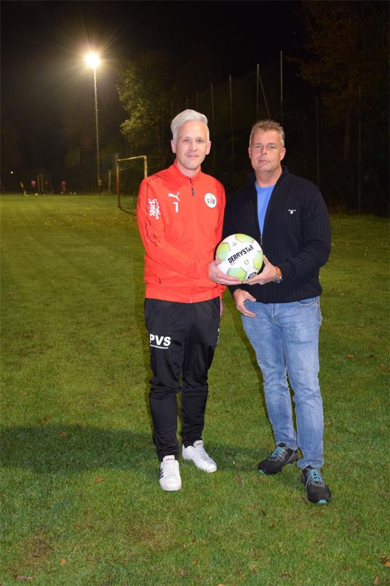 Stefan Jasper ist neuer Trainer beim SV Brake Der 37-jährige Stefan Jasper (links) soll den Fußball-Bezirksligisten SV Brake wieder auf Kurs bringen. Thade Daniel und seine weiteren Vorstandskollegen sind vom neuen Trainer überzeugt.