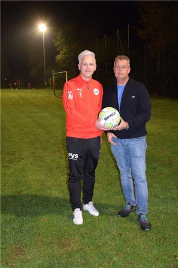 Der 37-jährige Stefan Jasper (links) soll den Fußball-Bezirksligisten SV Brake wieder auf Kurs bringen. Thade Daniel und seine weiteren Vorstandskollegen sind vom neuen Trainer überzeugt.