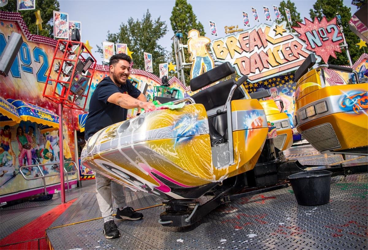 Oldenburg: Kramermarkt beginnt Ein Mann hantiert am Fahrgeschäft Breakdancer auf dem Kramermarkt in Oldenburg.