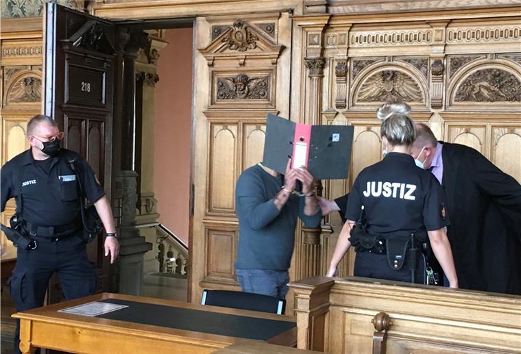 Der 42 Jahre alte Angeklagte muss sich vor dem Landgericht verantworten.