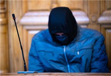 Der 46 Jahre alte Angeklagte sitzt vor Prozessbeginn im Gerichtssaal. Die Staatsanwaltschaft wirft dem ehemaligen Tennistrainer vor, 2016 sowie zwischen 2018 und 2023 Minderjährige dazu gebracht zu haben, ihm freiwillig und teilweise gegen Bezahlung Videos von sich mit sexuellem Inhalt zuzusenden oder diese vom Angeklagten selbst erstellen zu lassen.