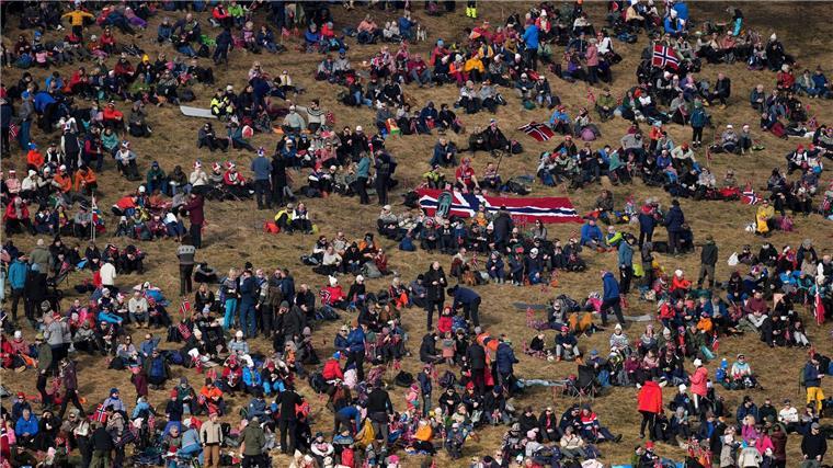 Der 50-Kilometer-Lauf wurde zu einem Skifestival mit zehntausenden Fans.