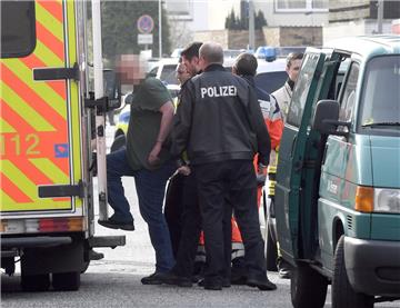 Der 51-jährige Wulsdorfer wurde bei seiner Festnahme leicht verletzt und nach seiner Verhaftung zu einem Krankenwagen vor dem Haus gebracht.