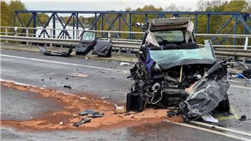 Der 53-Jährige wurde aus dem Wrack geborgen und kämpft weiterhin im Krankenhaus um sein Leben. (Archivbild)