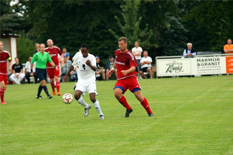 TuS Zeven muss Seuchensaison abhaken Der 6:1-Derby-Sieg am dritten Spieltag – hier mit dem Zevener Thierno Diallo (links) und Omke Brase – war eins von wenigen Highlights, im Pokal gab es ebenso wie im Rückspiel eine 1:2-Niederlage.