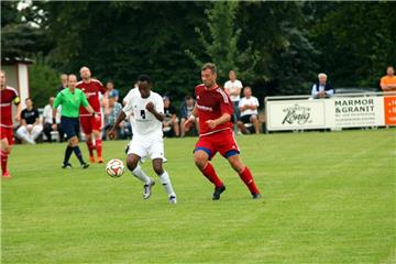 Der 6:1-Derby-Sieg am dritten Spieltag – hier mit dem Zevener Thierno Diallo (links) und Omke Brase – war eins von wenigen Highlights, im Pokal gab es ebenso wie im Rückspiel eine 1:2-Niederlage.