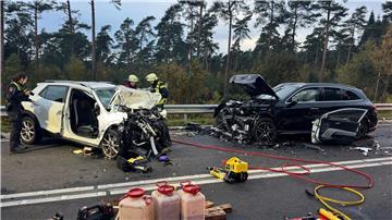 Der 63-jährige Autofahrer starb am Unfallort, die Familie aus dem anderen Wagen wurde ins Krankenhaus gebracht.