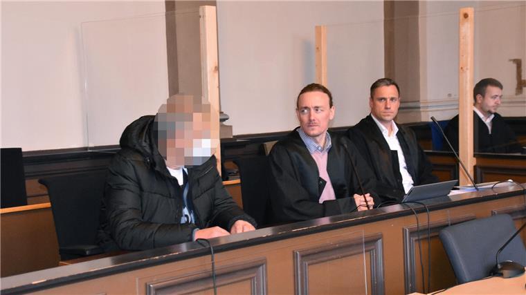 Doppelmord-Prozess: Lebenslänglich für den Angeklagten Der 65-jährige Angeklagte im Landgericht Verden mit seinen Verteidigern.