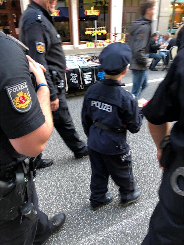 Bremerhaven: So süß reagiert die Polizei auf einen Siebenjährigen Der 7-jährige Marlon durfte bei der Polizei Bremerhaven im Streifenwagen mitfahren.