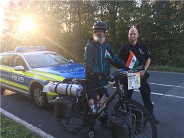 Der 72-jährige Karan Singh Jagawat fährt als Mr. SuperSenior 17.000 Kilometer durch die Welt und will so einen Altersrekord aufstellen.