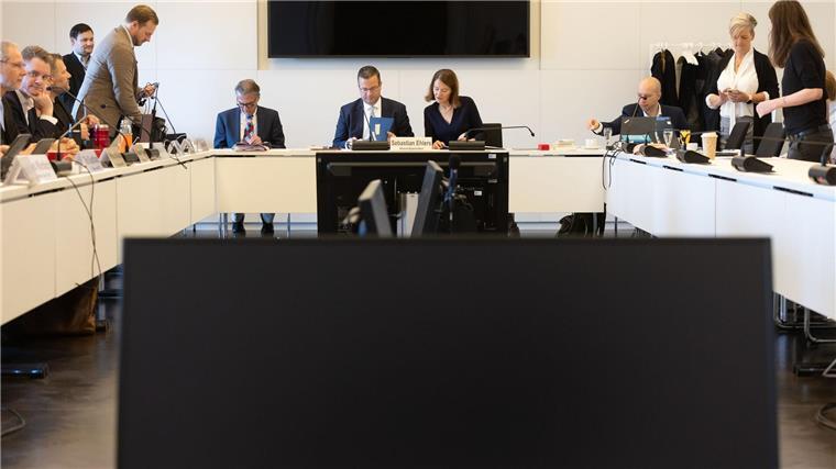 Schröder verteidigt Nord Stream 2 in Untersuchungsausschuss Der 81-jährige Schröder wurde aus Rücksicht auf seinen Gesundheitszustand für die Zeugenvernehmung aus seinem Büro in Hannover zugeschaltet.