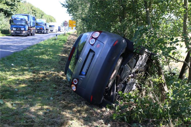 Der 82-jährige Golf-Fahrer kam bei dem Unfall am Mittwoch auf der B 212 ums Leben. Die Polizei sucht nach Zeugen des Vorfalls.