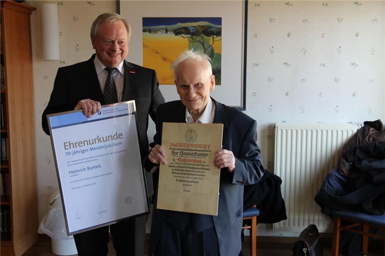 Der 97-jährige Heinrich Bartels ist auch nach 70 Jahren noch stolz auf seinen Meisterbrief. Zum Jubiläum  gratulierte Günter Neumann mit einer Urkunde. 