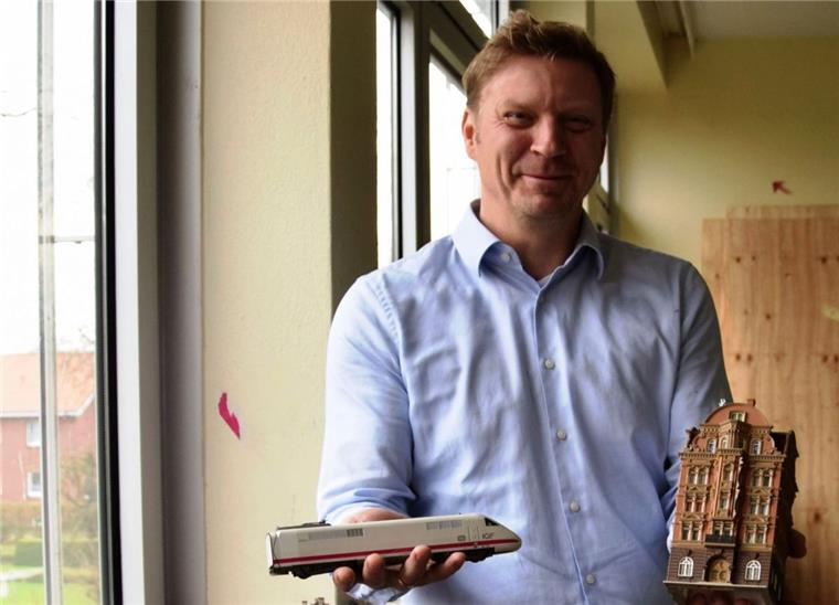 Modelleisenbahn für die Grundschule Abbehausen Der Abbehauser Grundschulleiter Helge Plöger will eine Modellbahnanlage in der Schule aufstellen.