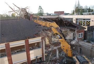 Der Abriss des letzten Teilstücks der alten Grundschule in Bad Bederkesa hat begonnen. An dieser Stelle wird ein Gebäude für die neue Grundschule gleich nebenan entstehen: ein „Musikhaus“ mit kombiniertem Sanitäts- und Besprechungsraum.