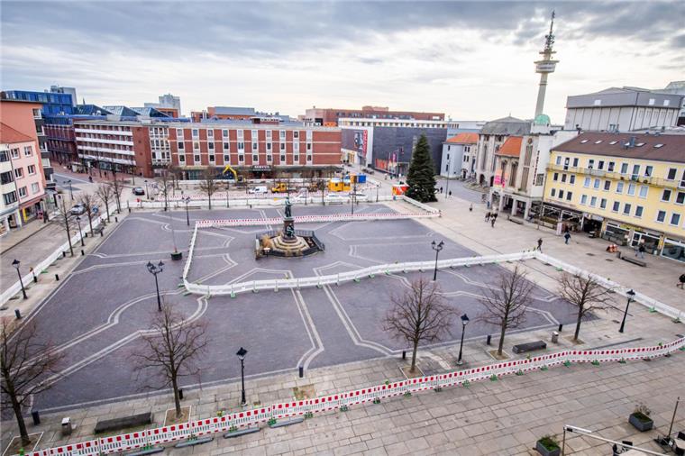 Verkümmerte Bäume am Theodor-Heuss-Platz kommen heute weg Der Absperrzaun rund um den Theodor-Heuss-Platz ist seit kurzem aufgebaut.