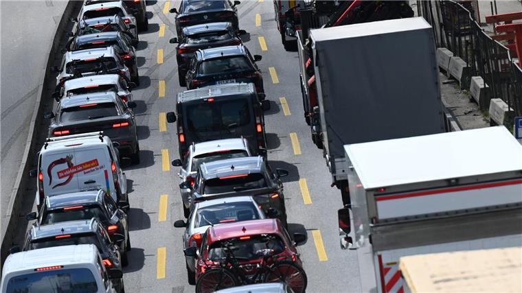 Ferienbeginn im Norden - Staus rund um Hamburg erwartet Der ADAC erwartet am letzten Juli-Wochenende besonders viel Verkehr auf den Autobahnen von und zu den Urlaubsorten an Nord- und Ostsee. (Symbolbild)