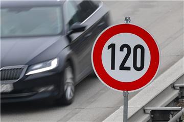Der ADAC stellt sich nicht mehr grundsätzlich gegen ein Tempolimit auf Autobahnen.