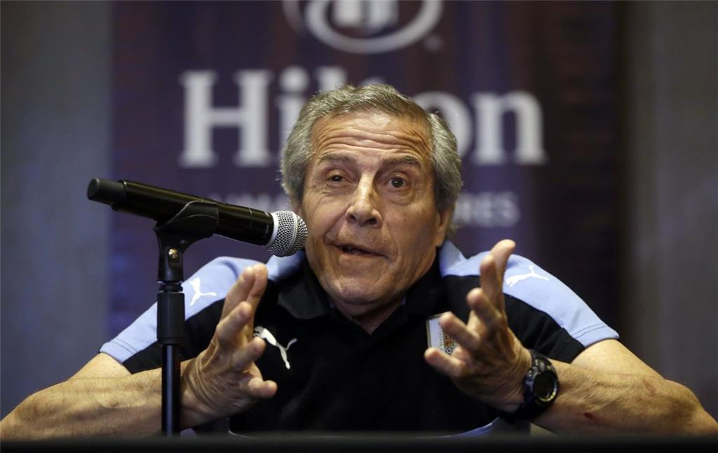 DER ÄLTESTE TRAINER: Stolze 71 Jahre alt ist Uruguays Trainer Oscar Tabarez. Er ist damit zwar der älteste Trainer bei der WM in Russland. Den Rekord von Otto Rehhagel bricht er aber nicht: 2010 war der Deutsche mit 71 Jahren und 306 Tagen der älteste Coach der WM-Geschichte. Foto: Mejia/AP/dpa