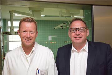 Der ärztliche Direktor des St.-Bernhard-Hospitals Dr. Jan Henrik Herrfurth (links) und Geschäftsführer Ingo Penner stehen vor dem Operationssaal, der zum modernen Herzkatheter-Labor umgebaut wird. 