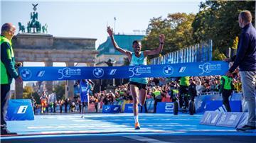 Der Äthiopier Milkesa Mengesha jubelt über seinen Sieg.