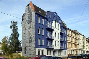 Der äußere Anblick täuscht, denn das blaue Haus in der Fritz-Reuter-Straße in Lehe ist im Innern total baufällig. Es soll abgerissen werden,doch die einzige Bewohnerin weigert sich auszuziehen.