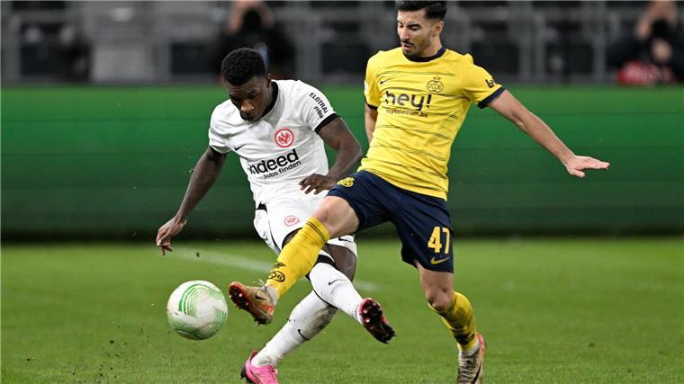 VfL Wolfsburg holt algerischen Stürmer Amoura Der Algerier Mohammed Amoura (r) versucht sich nun beim VfL Wolfsburg.