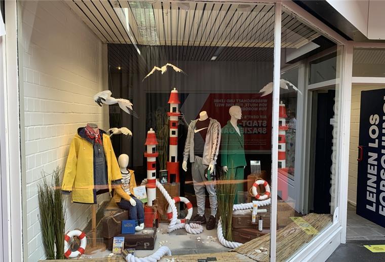 Ein Schaufenster mit ausgestellten Waren.