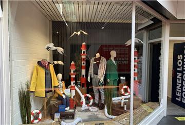 Ein Schaufenster mit ausgestellten Waren.