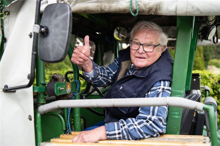 Tour abgebrochen – Deutz-Willi sagt: "Ihr könnt mich mal!" Der als "Deutz-Willi" bekannte Rentner Winfried Langner in seinem Traktor.