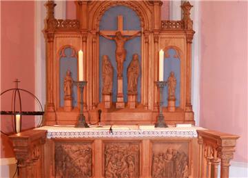 Der Altar in der Uthleder Sankt-Nicolai-Kirche enthält bedeutenden Schnitzwerke wie Maria und Johannes unter dem Kreuz von Jesus, flankiert von zwei Aposteln an der Rückwand und drei bedeutenden Reliefs an der Frontseite des Altartisches.