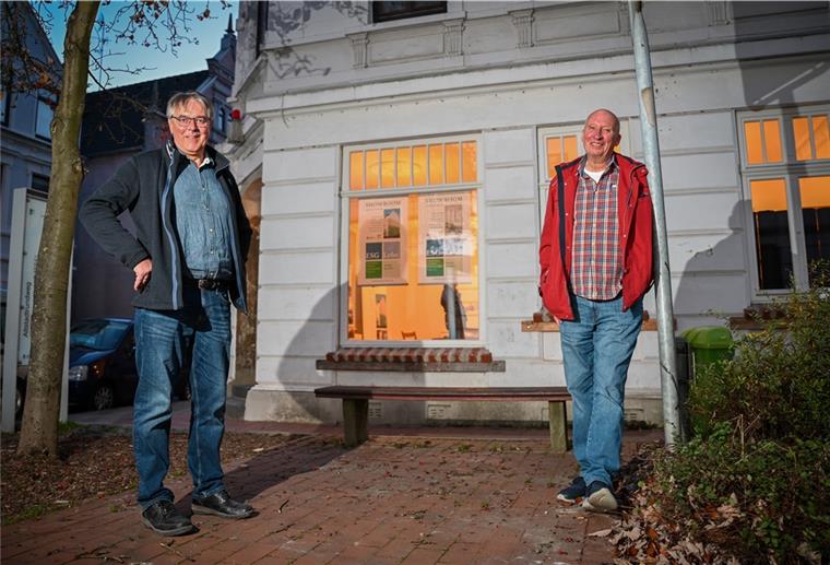 Der alte und der neue ESG-Vorsitzende arbeiten noch immer im Team für die Entwicklung der Leher „Altstadt“: Dieter Rehrbehn (links) und Heiko Janßen sind glücklich über die erste eigene ESG-Anlaufstelle an der Potsdamer Straße 1, Ecke Heinrichstraße - ehemals „Kuddels Musikkneipe“. Foto Scheschonka