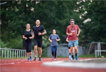 Der ambitionierte Läufer und Trainer Christian Lausch aus Loxstedt bereitet zwei Staffeln auf den Marathon in Bremerhaven vor, mit Aufwärmübungen und Intervalllauftraining.