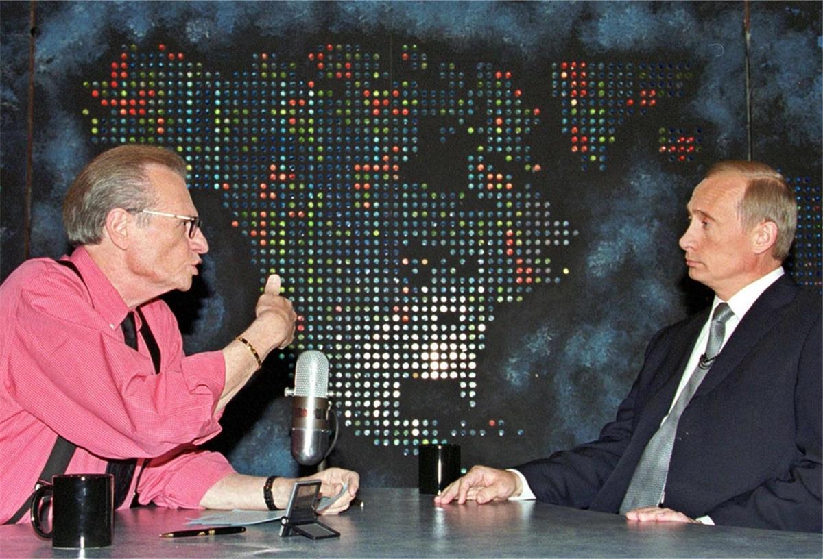 Der amerikanische Talkshow-Moderator Larry King (links) unterhält sich im Jahr 2000 in seiner CNN-Show „Larry King Live“ mit dem russischen Präsidenten Wladimir Putin. King sei im Alter von 87 Jahren gestorben, berichtete der Nachrichtensender CNN unter Berufung auf seinen Sohn. 