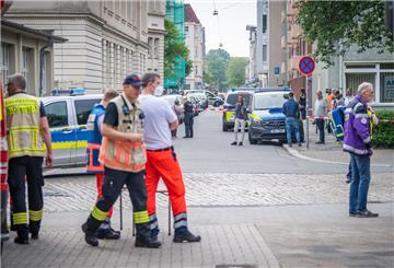 Polizei sichert die Straßen rund um das Lloyd-Gymnasium in Bremerhaven.